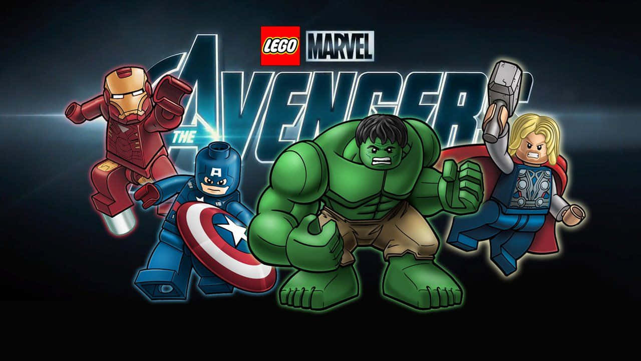 浩克樂高漫威復仇者聯盟遊戲 壁紙 — Lego Marvel Avengers 角色在黑暗發光的標題背景下英勇地擺姿勢。
