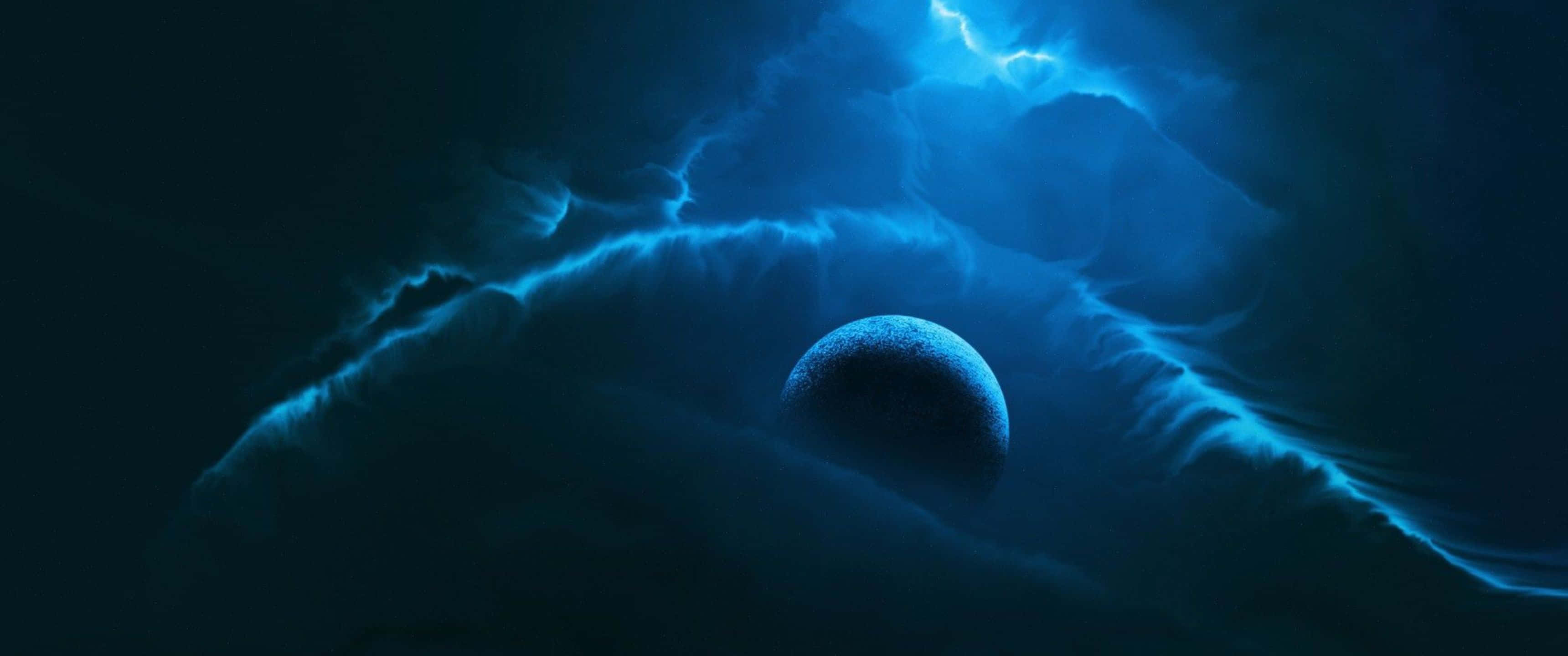 浩瀚星空下的藍色天幕 壁紙 — 一顆發光的藍色行星漂浮在風暴天空下旋轉的宇宙雲層中。