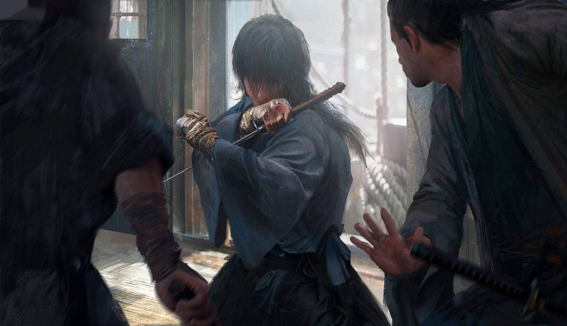 浪客劍心 - 美緒·真鍋 壁紙 — 一位身穿藍色長袍的武士在木製房間中拔劍，與兩名武裝對手緊張對峙。