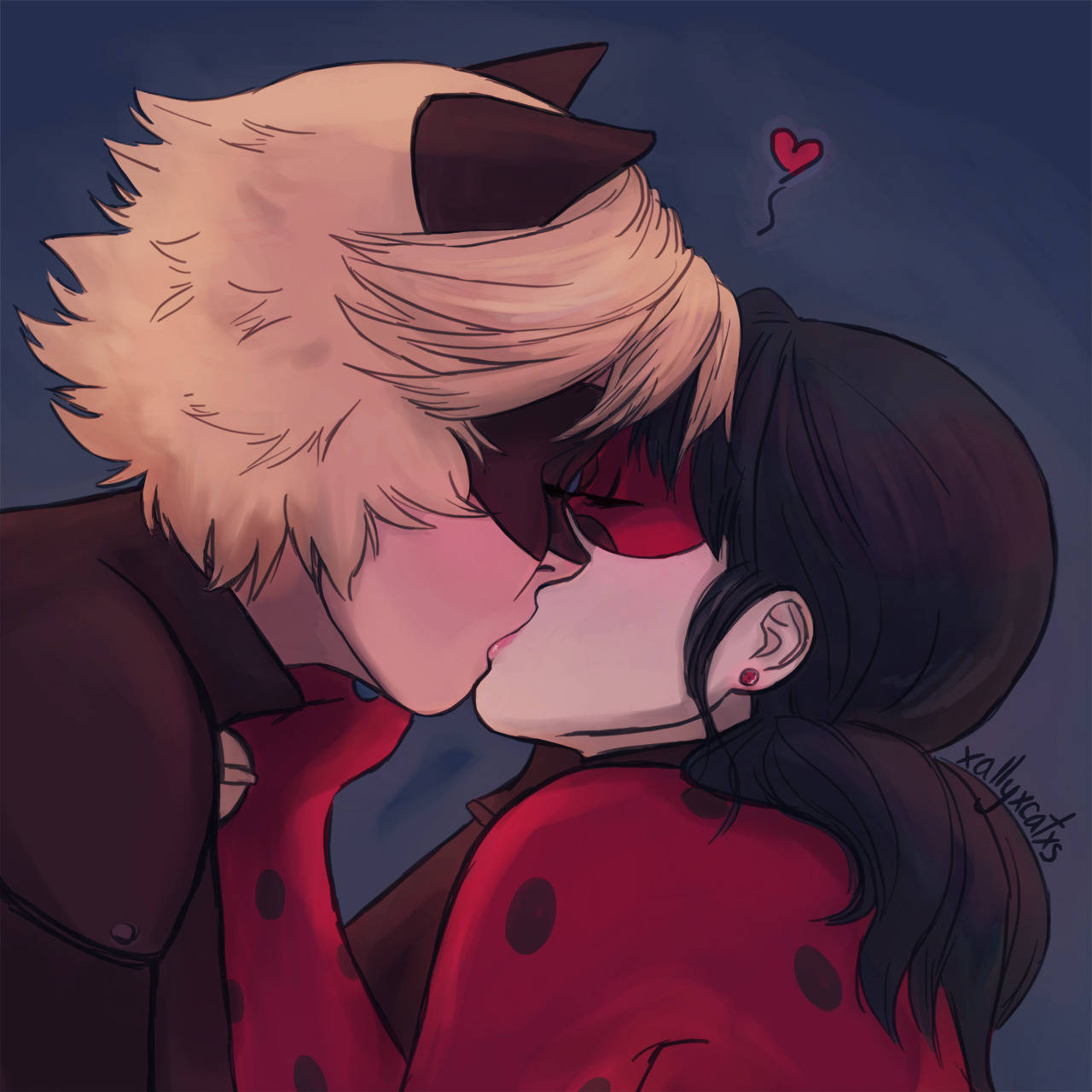 浪漫Ladybug與Cat Noir親吻 壁紙 — 一個溫柔的動畫風格之吻，發生在金髮貓耳男孩與黑髮女孩之間，他們穿著紅色圓點服裝，背景是深藍色天空，有一顆漂浮的心。