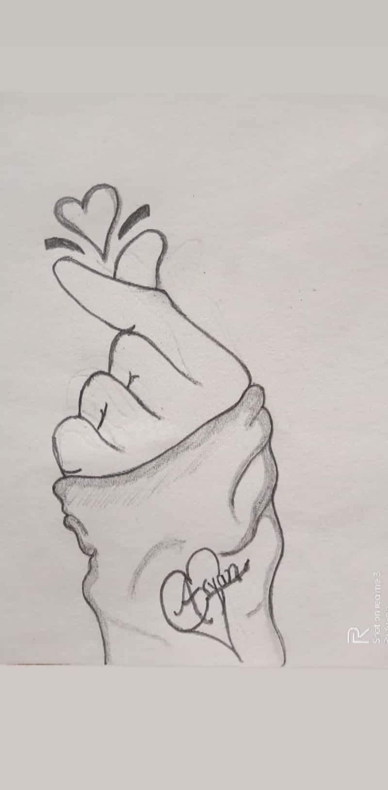 浪漫心形素描畫 壁紙 — 手繪草圖，手腕上有心形紋身，手持心形物體。