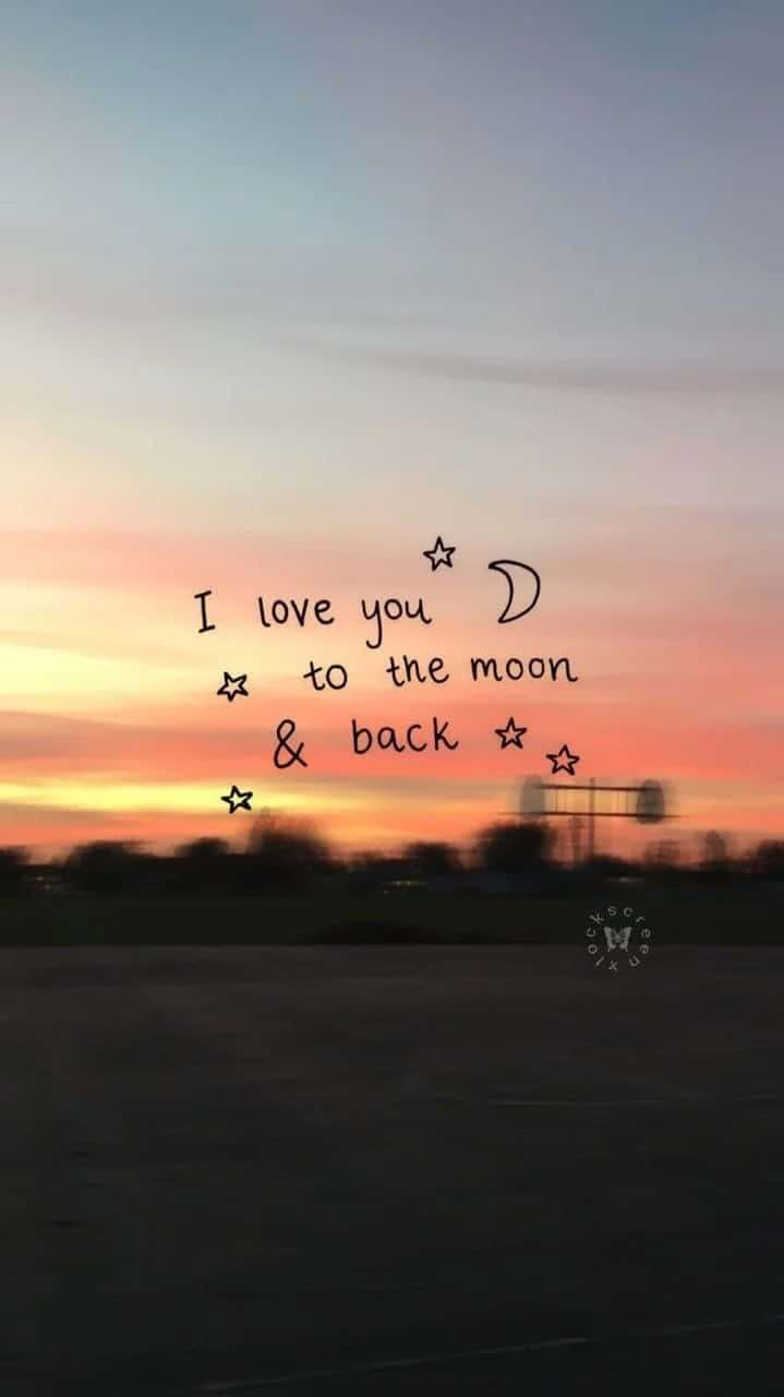 愛戀風格 桌布 壁紙 — 浪漫的日落天空，周圍環繞著星星，手寫文字寫著「我愛你直到月球再回來」。