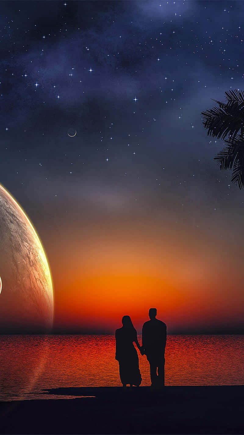浪漫黃金時刻 壁紙 — 一對情侶在海灘上牽手，一顆巨大行星在繁星點點的暮色天空下從地平線升起。