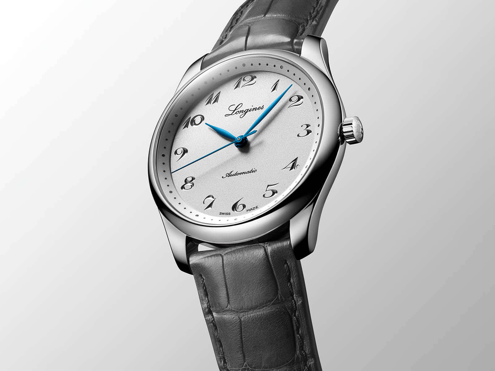 一款豪華 Longines 自動手錶，配備藍色指針和深色皮革錶帶。