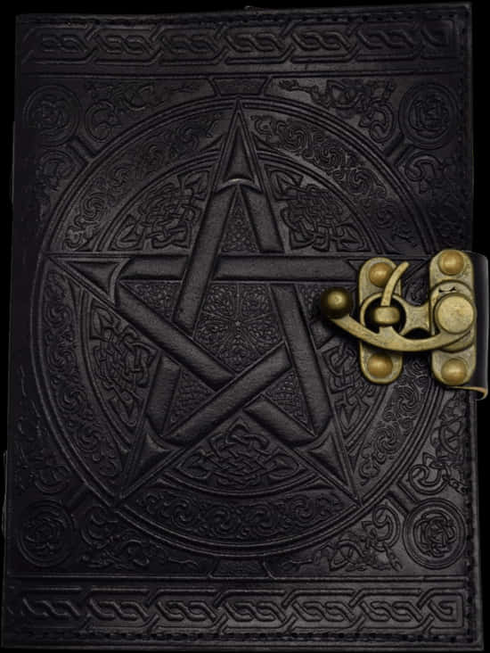 浮雕五芒星書封 壁紙 — 一本深色皮革裝訂的書，帶有浮雕五角星和凱爾特結飾，以黃銅扣環固定在黑色背景上。