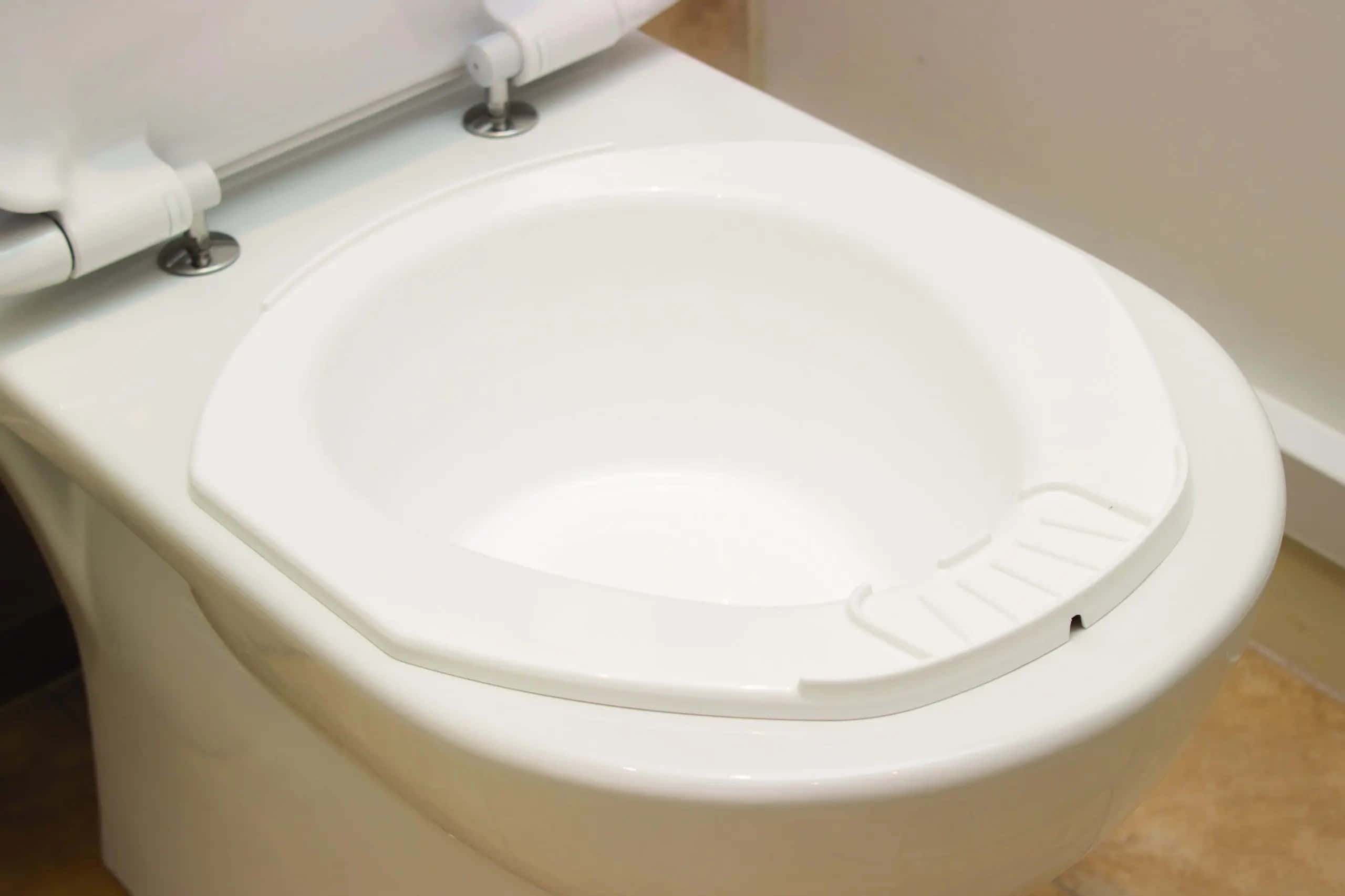 Toilet 桌布 壁紙 — 浴室內潔白馬桶的特寫，座圈升起，蓋子打開。