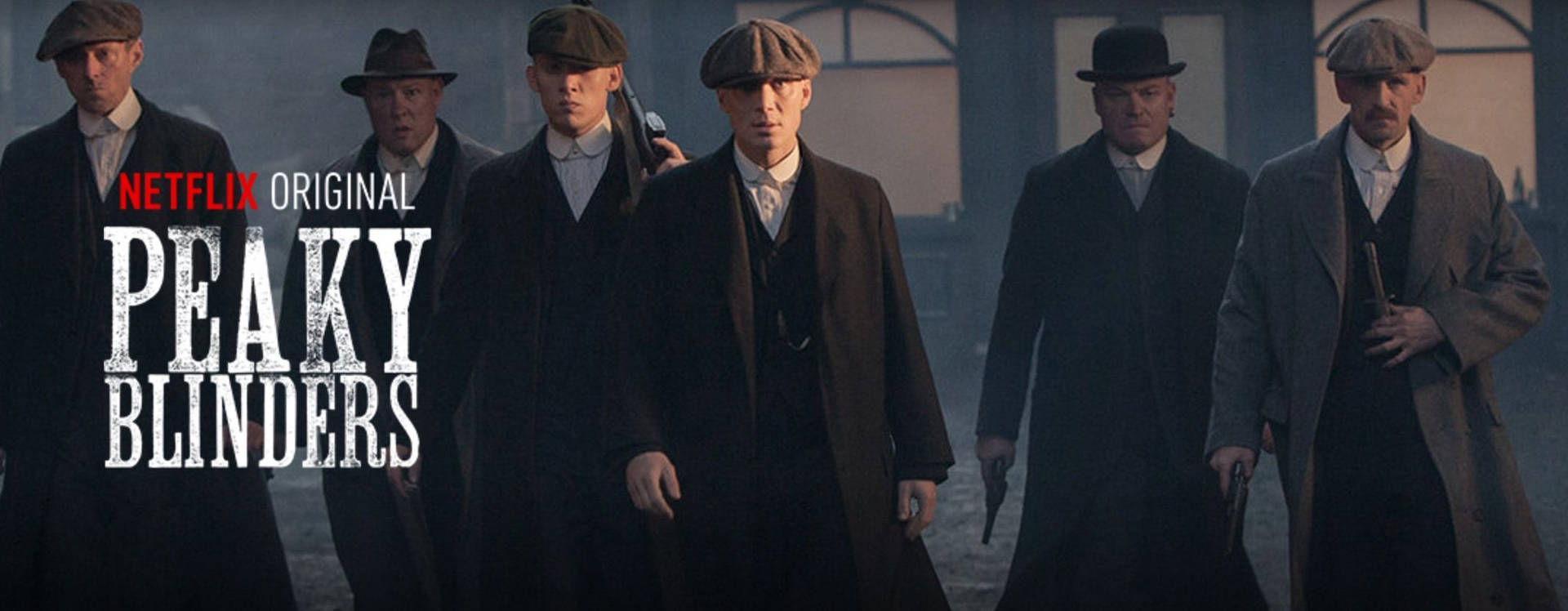 六個身穿深色大衣、戴帽子的男人在 Peaky Blinders 的霧氣街道場景中手持槍支。
