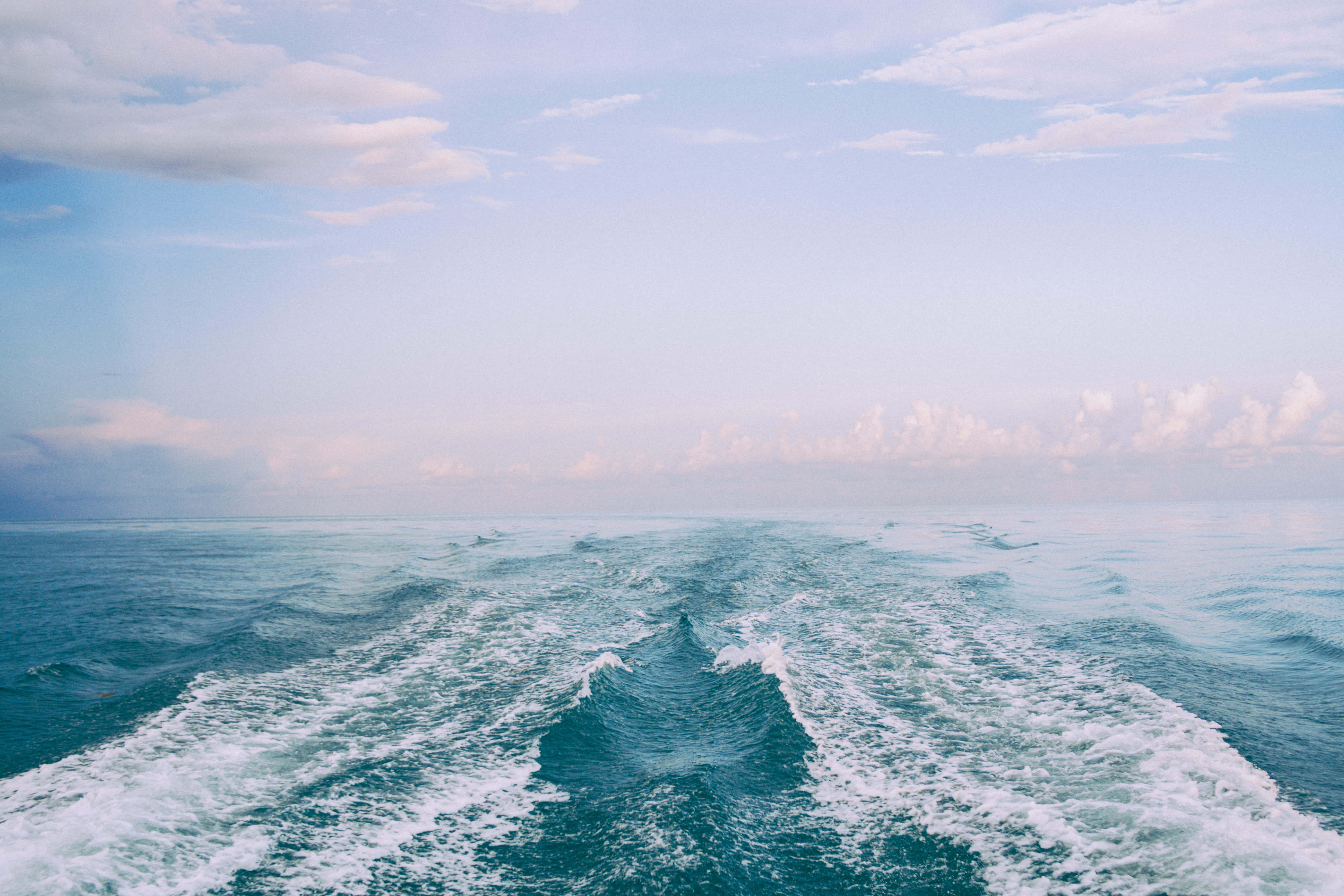 海上小船 壁紙