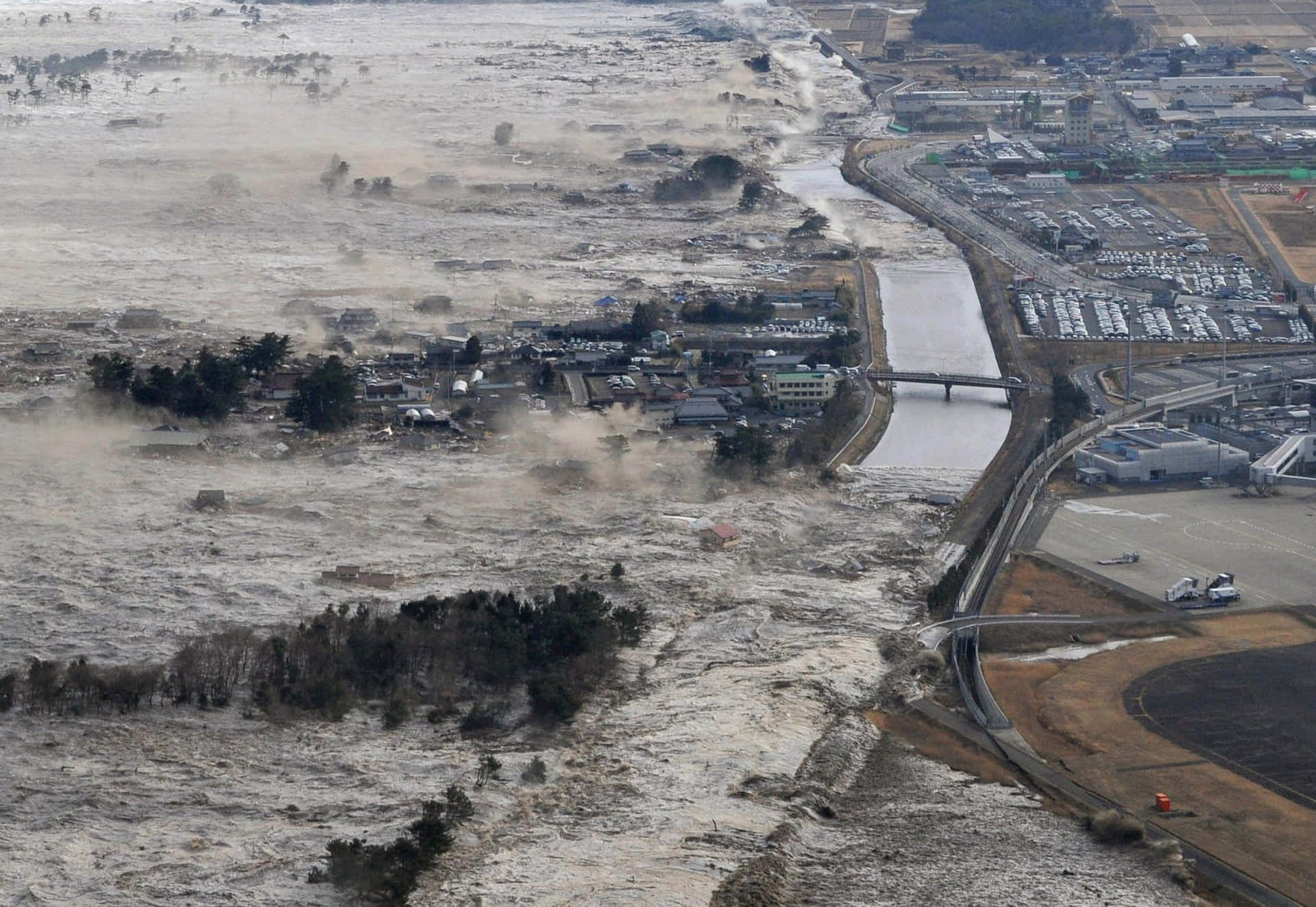 洪水淹沒的城鎮，泥水覆蓋高速公路和工業區附近的房屋和道路。
