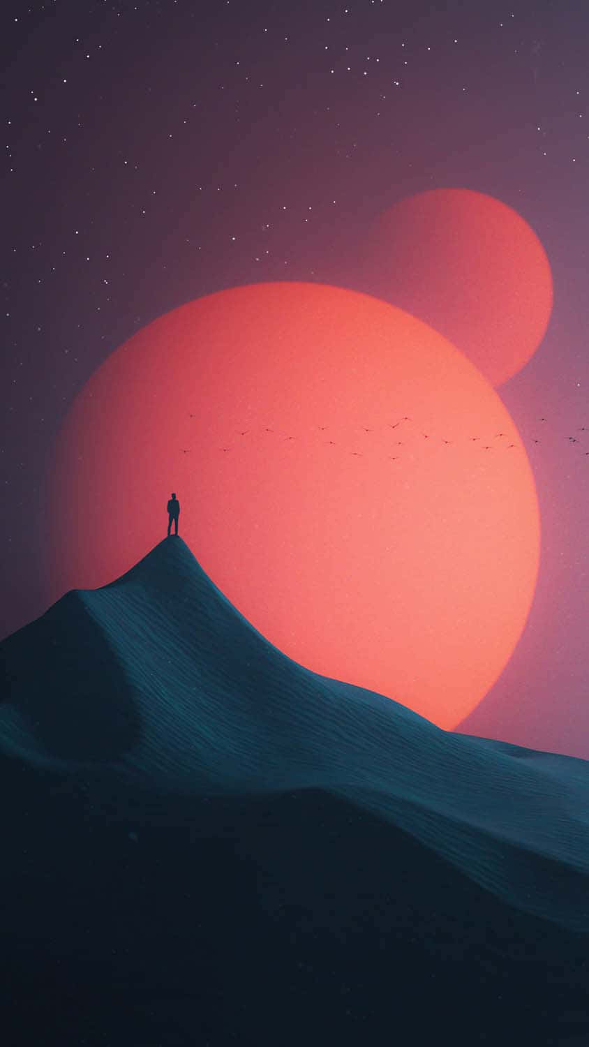 在兩個發光紅色球體和星星下，沙丘上一個人的剪影
