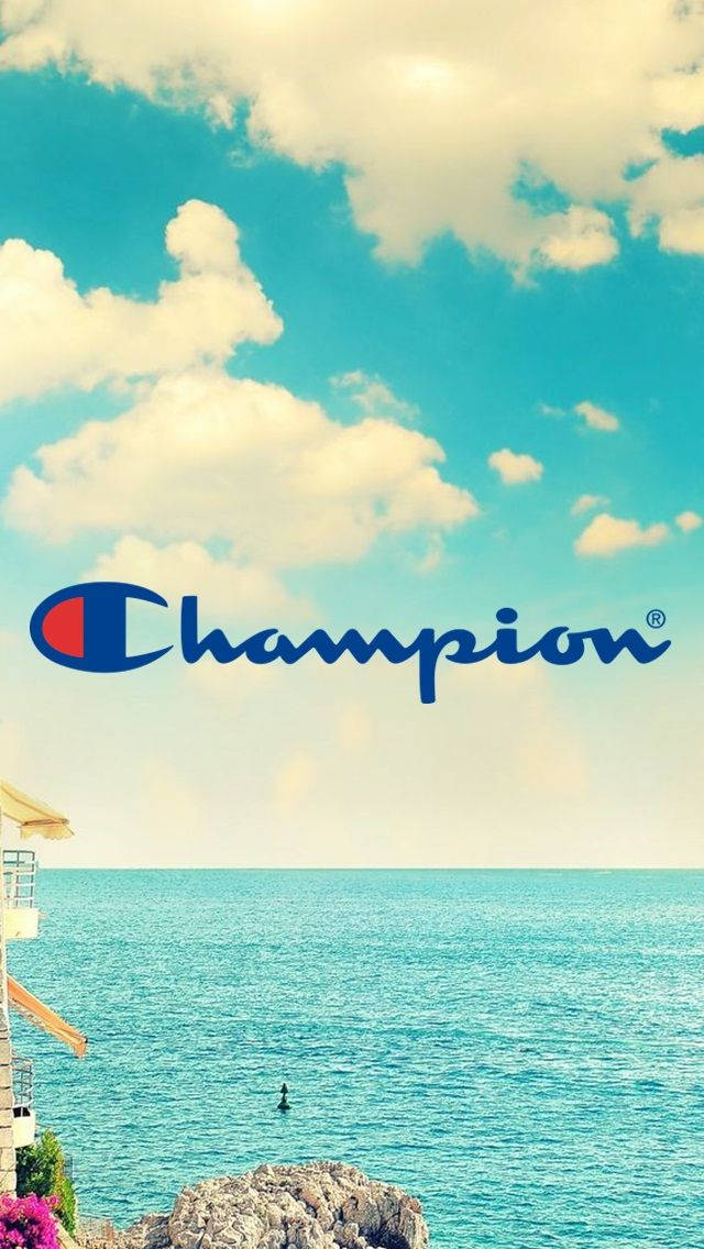 海岸海灘，碧綠海水與天空，帶有Champion標誌。