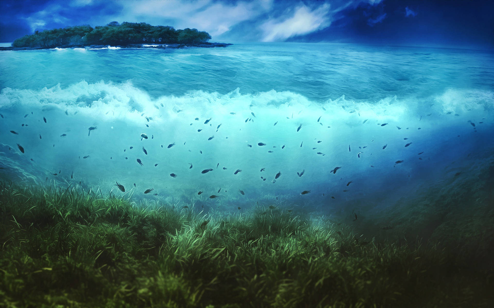 海底世界 壁紙 — 水下視角，碧綠海浪拍打綠色海草，魚兒游動，遠處有森林覆蓋的島嶼。