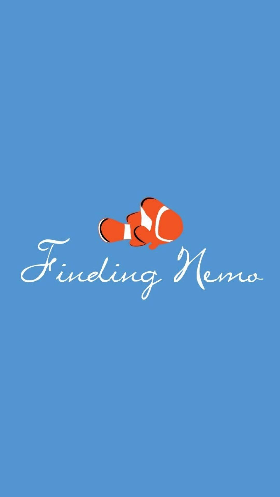 海底總動員：馬林向量藝術 壁紙 — 一條風格化的橙色小丑魚帶有白色條紋，在純藍色背景上，游於斜體文字 'Finding Nemo' 上方。