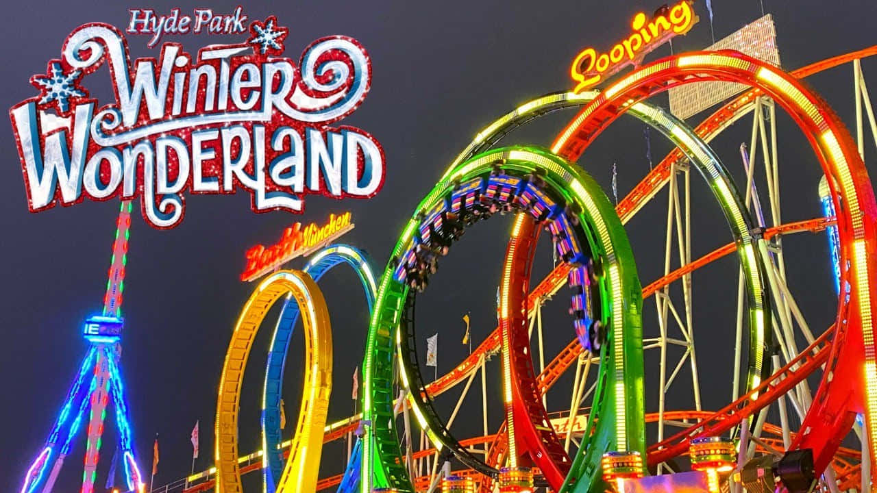 在漆黑天空下，Hyde Park Winter Wonderland的霓虹燈過山車。