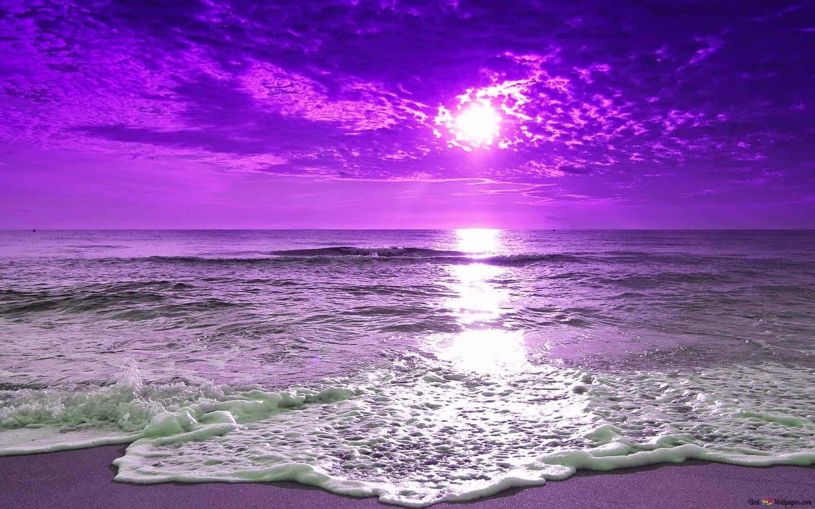 海灘日落 桌布 壁紙 — 海洋上空超現實的紫色日落，發光的波浪拍打沙灘。