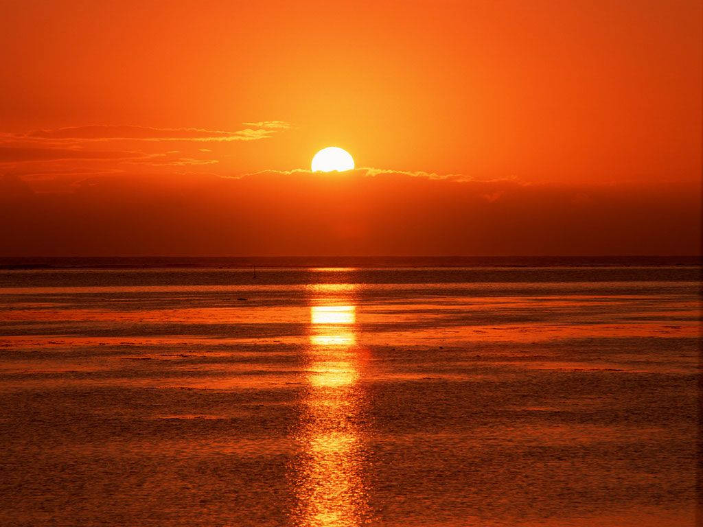 海上日落，橙色光芒與水面倒影