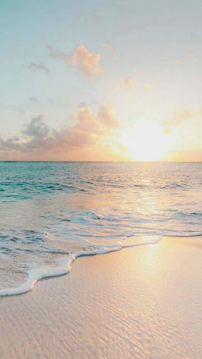 夕陽下的海洋，溫柔的海浪沖刷著沙灘