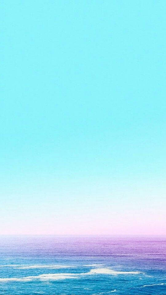 海洋柔粉明亮背景 壁紙 — 在柔和日光下，青綠色的天空與粉紫色海洋交匯的寧靜海平線。