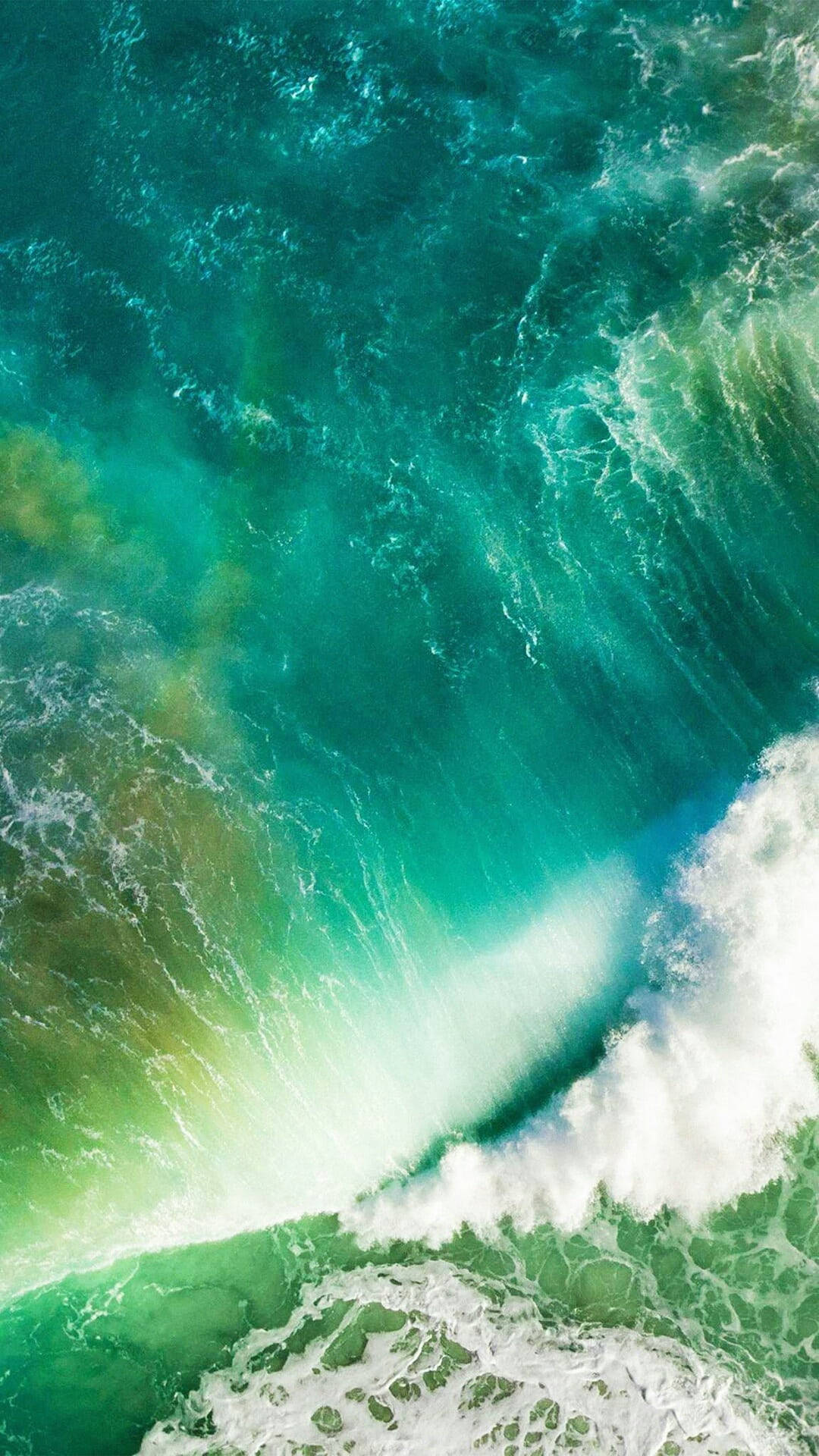 從上方看到的藍綠色海浪拍打白色泡沫。