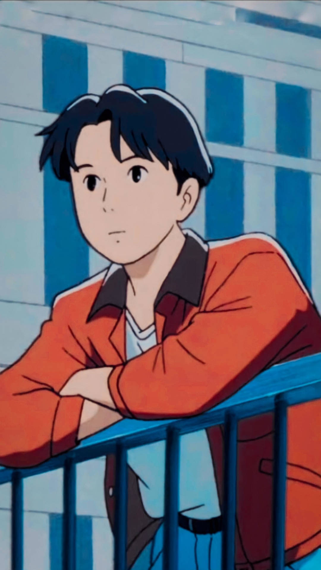 動漫男孩穿著橙色外套靠在藍色欄杆上，背景是條紋建築。