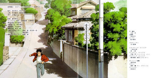 一個穿著紅色外套的男孩在陽光明媚的日本街道上奔跑，街道上有綠樹和房屋。