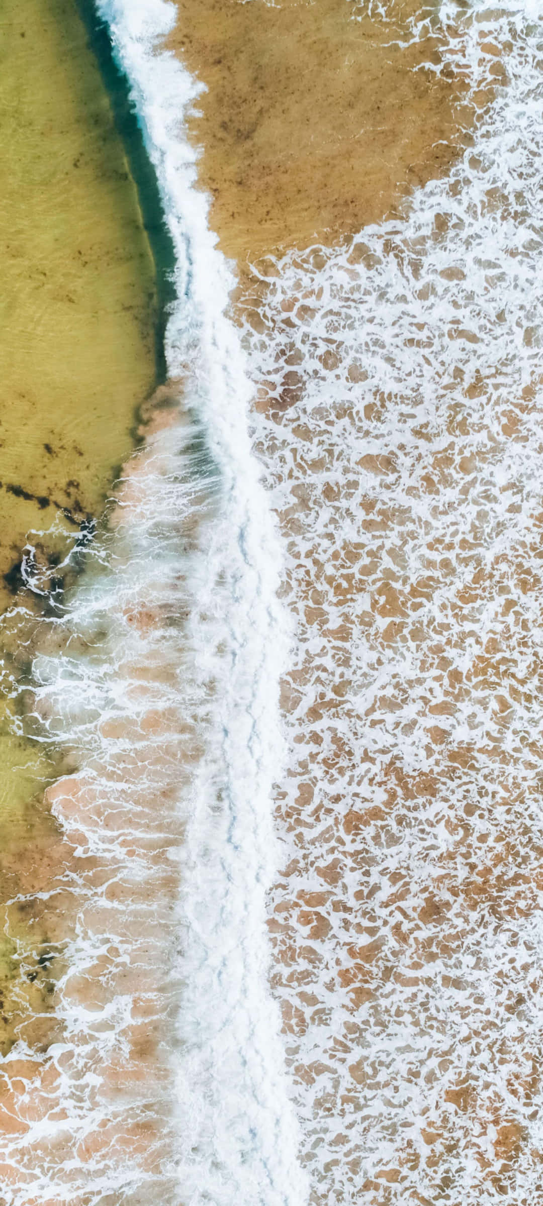 Beach Photography 桌布 壁紙 — 海洋波浪拍打金色沙灘並帶有白色泡沫浪花嘅航拍視角。