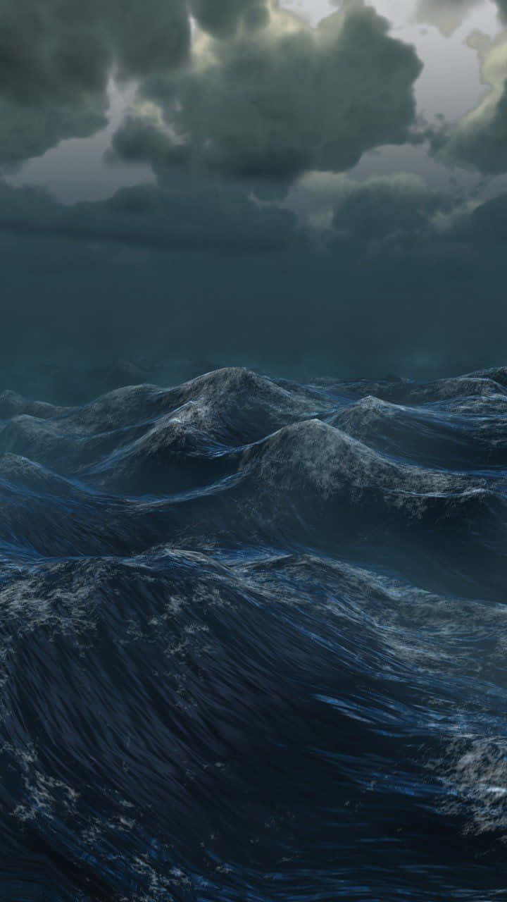 在暴風雨的天空下，有烏雲的洶湧海浪。