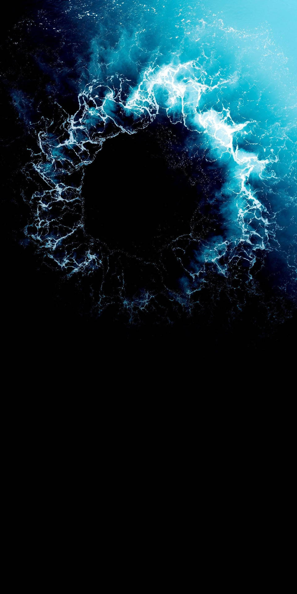 電藍色能量環在宇宙黑暗中劈啪作響。