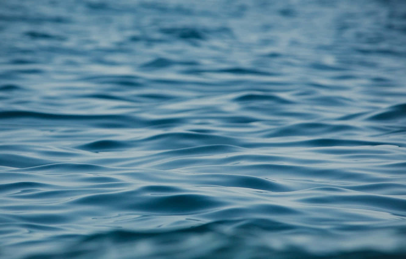 海洋深處絢麗藍色水流的壯麗水下景觀 壁紙 — 柔和藍色水波紋的特寫，柔焦和冷色調。
