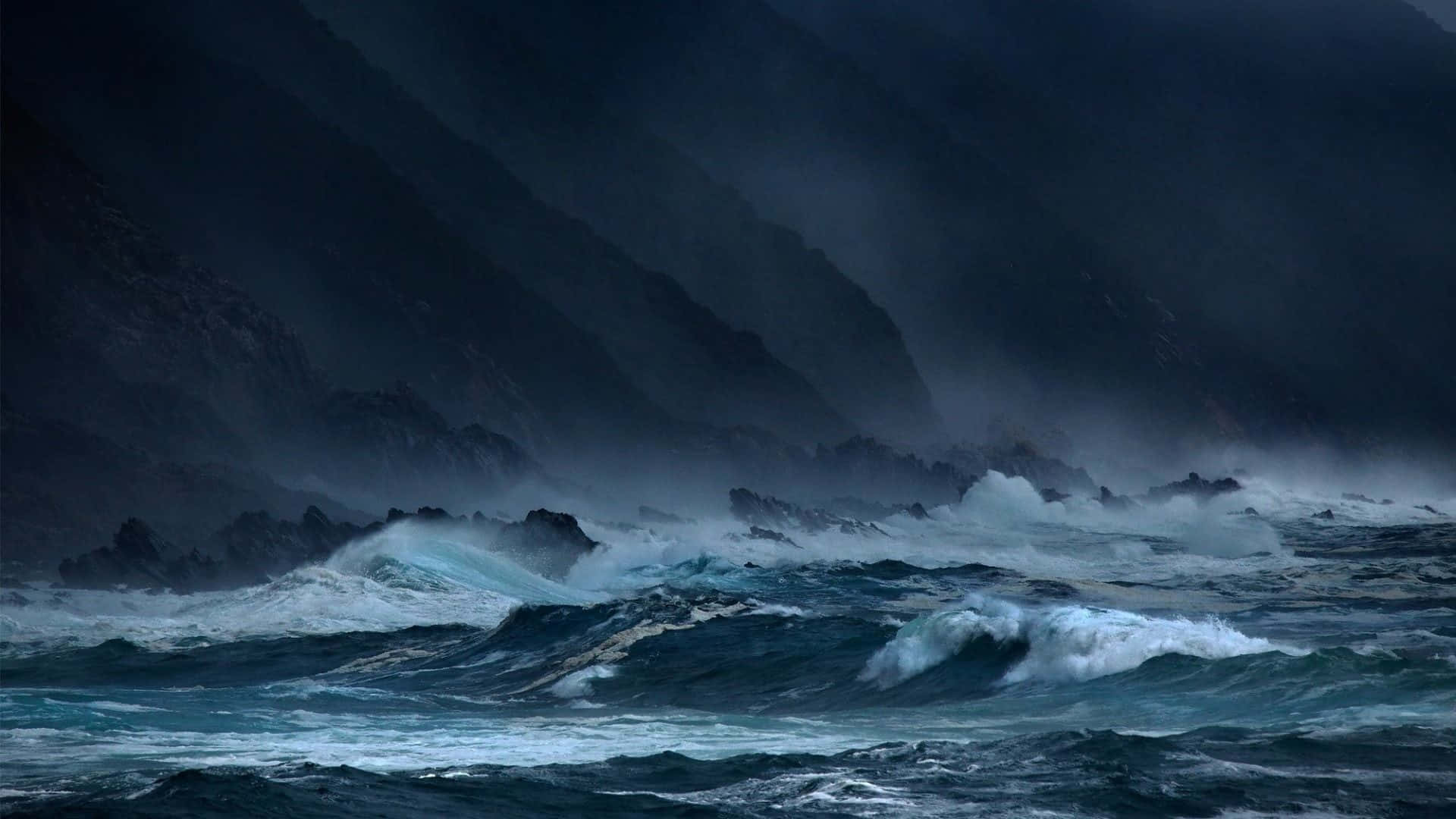 海洋的壯麗 壁紙 — 暴風雨中的海浪拍打著陰暗多霧的懸崖，天空陰沉。