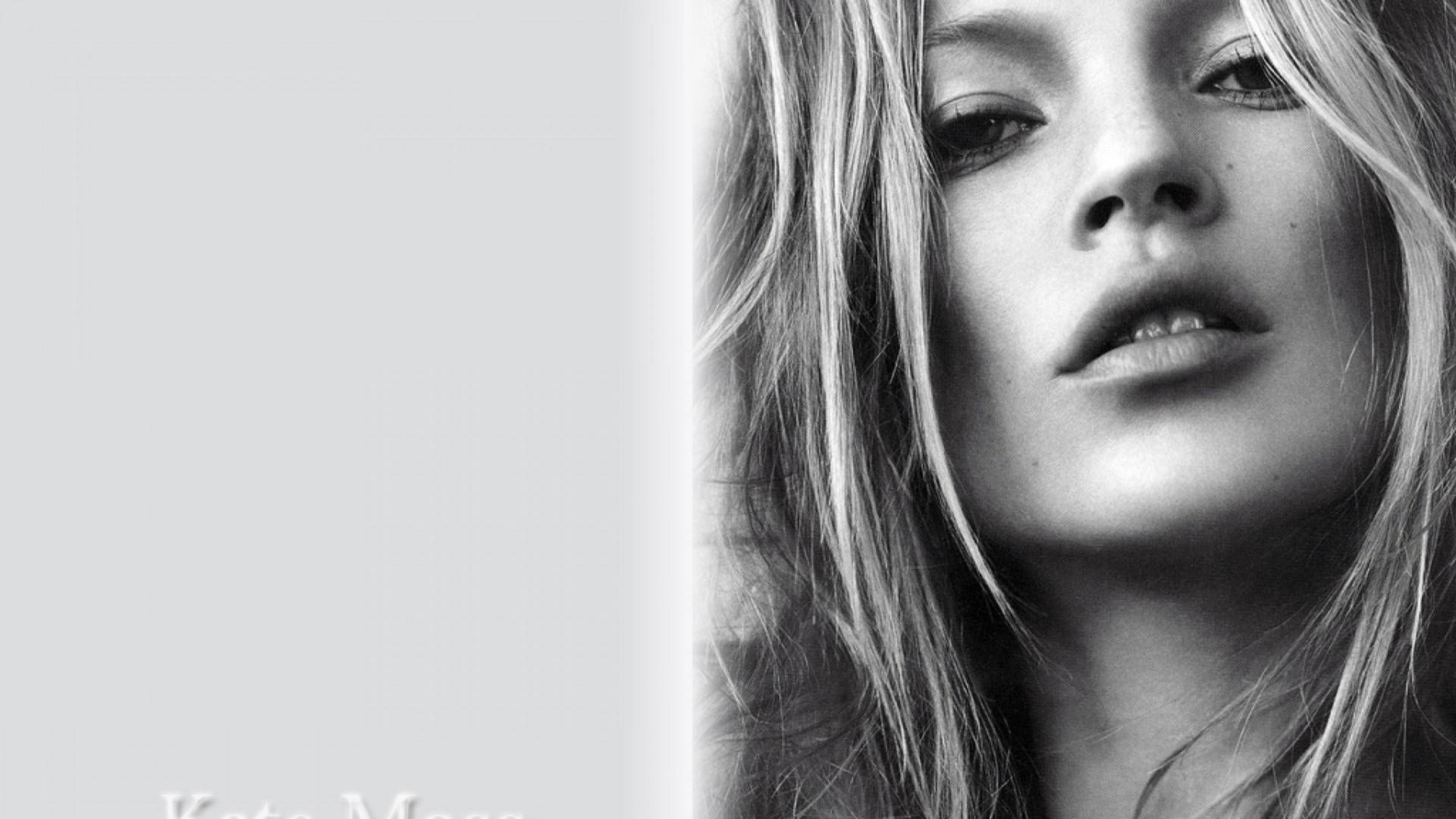 模特兒 Kate Moss 的頭髮蓬亂的黑白特寫肖像。