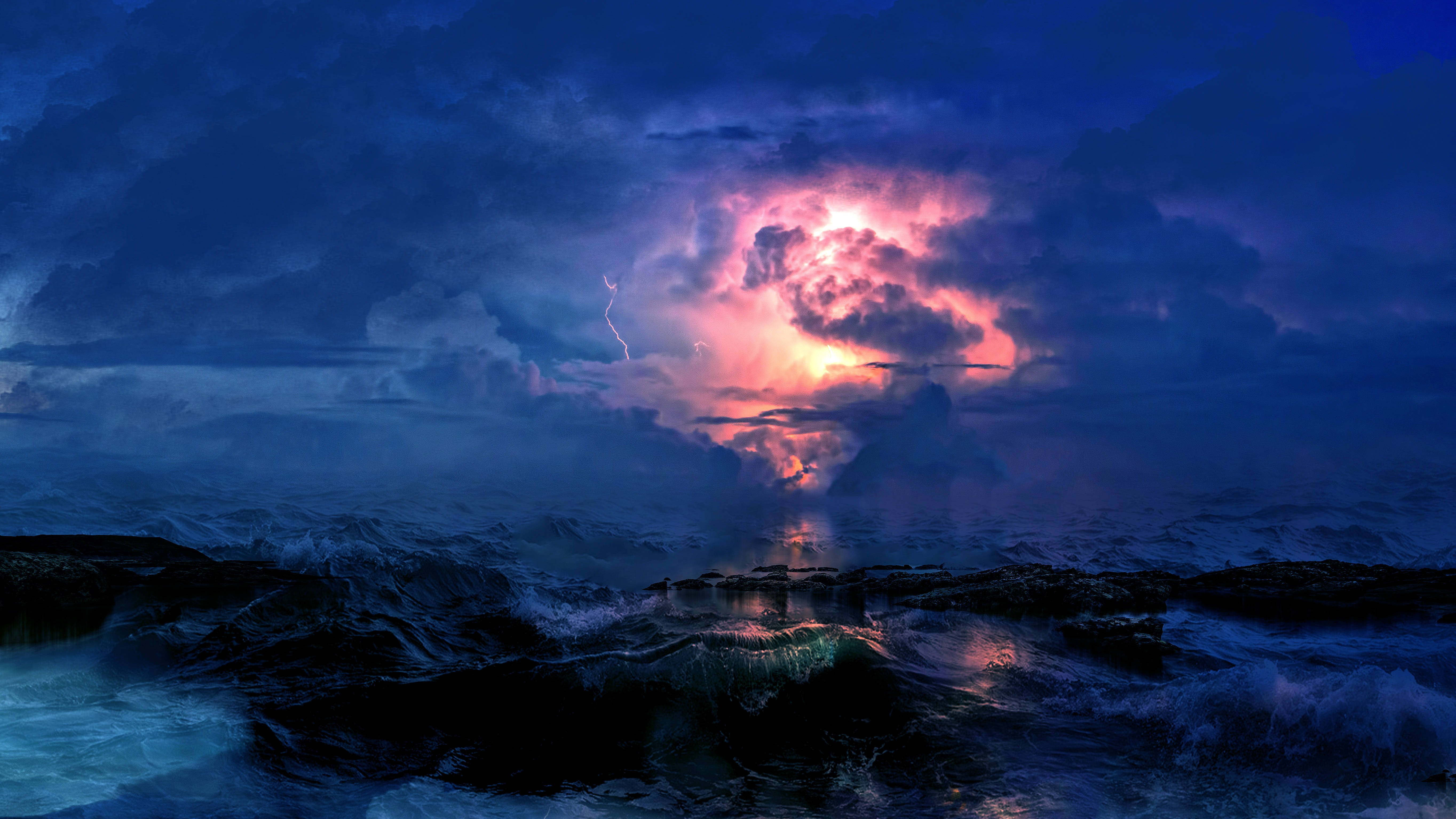 海浪上的暴風雨閃電 壁紙 — 一場劇烈的風暴在黑暗的海洋上肆虐，閃電照亮了深藍色天空中的粉紅色和橙色雲彩。