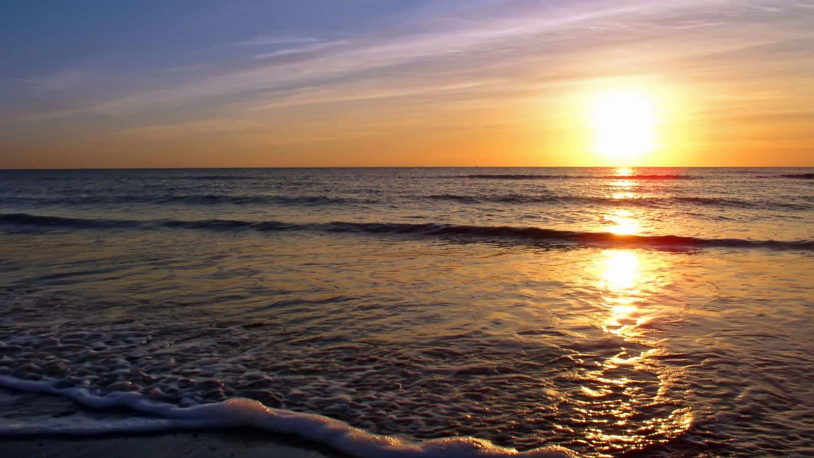 夕陽下的海洋，輕柔的海浪和沙灘