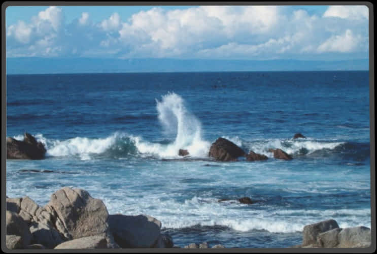 海浪拍打岩石 壁紙