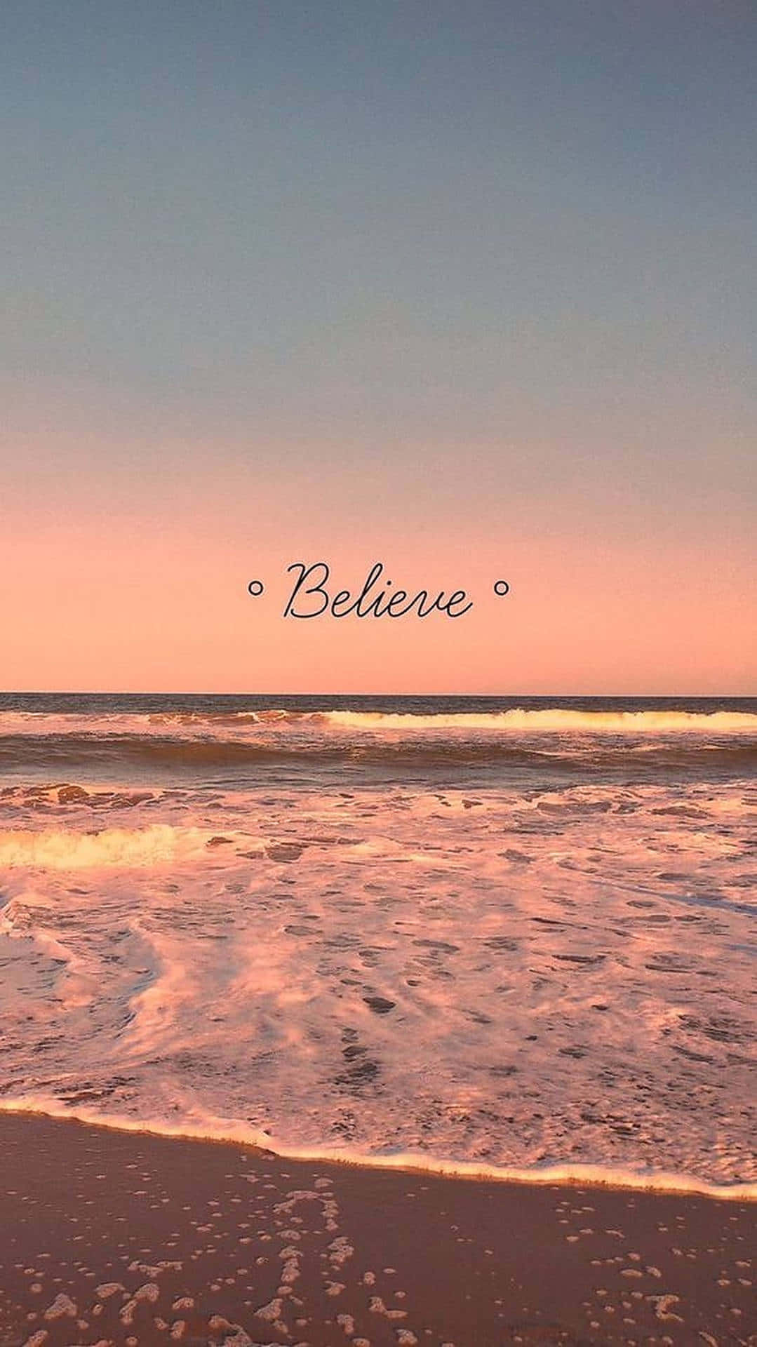 粉紅色和藍色的夕陽映照在海浪上，中央有「Believe」字樣。