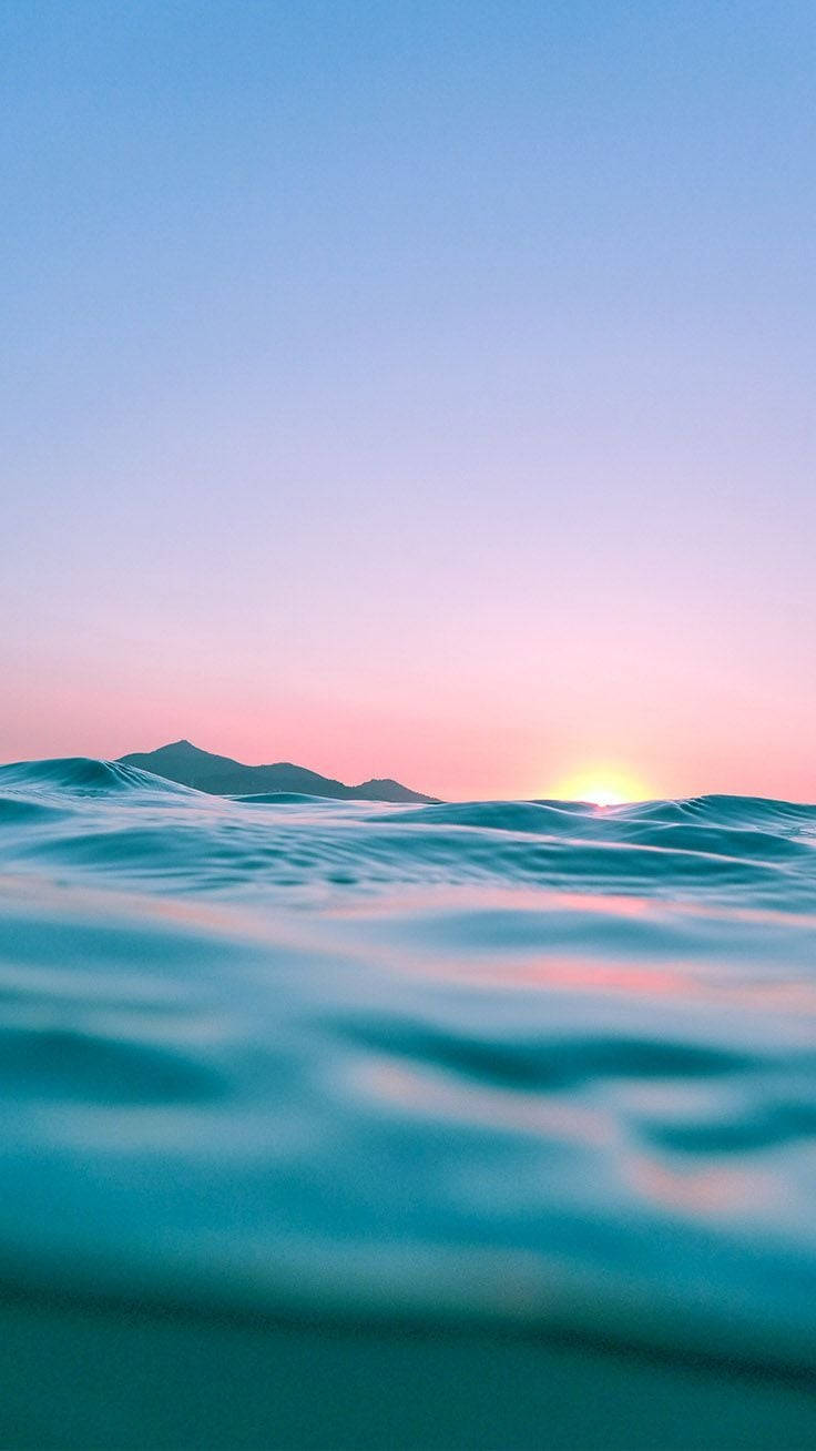 夕陽映照海洋，遠山在望