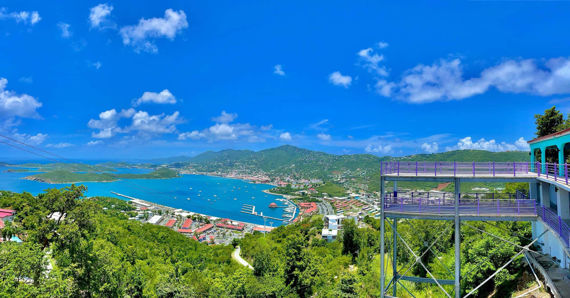 一個風景優美的觀景點，俯瞰被綠色山丘和沿海城鎮環繞的碧綠海灣。