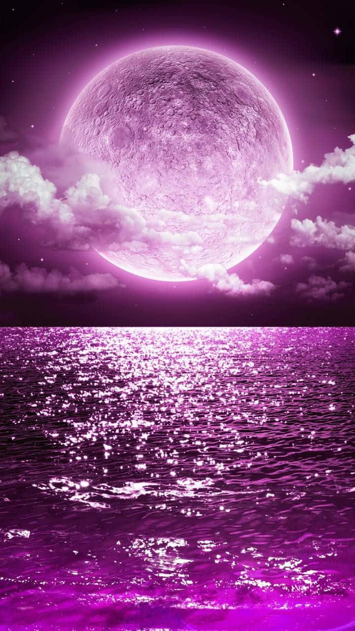 一個發光紫色月亮在星空下反射在閃爍的海洋上。