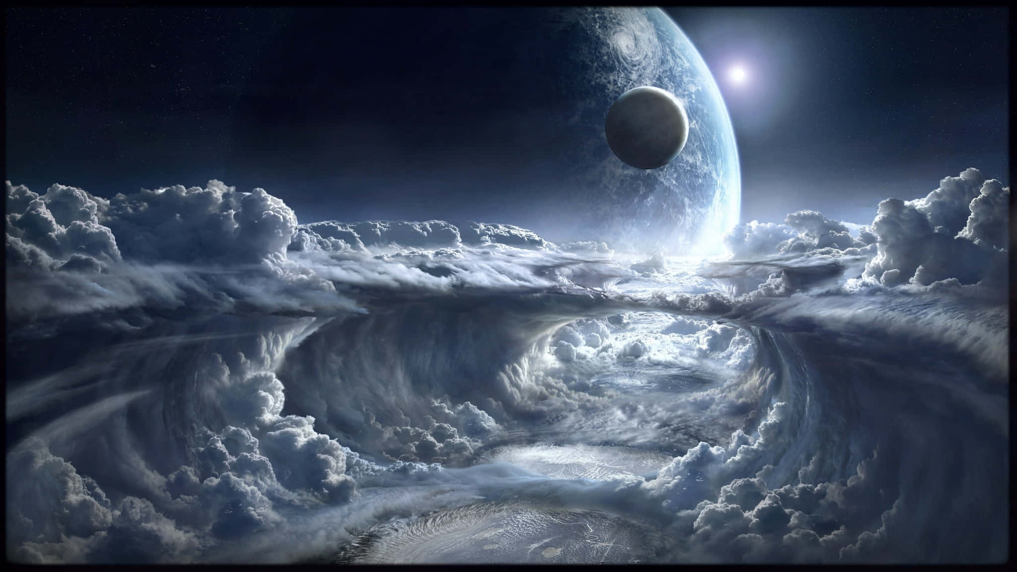海濱山脈高解析度影像 壁紙 — 宇宙景觀展現出在星空下，巨大行星和月球下方旋轉的雲層。