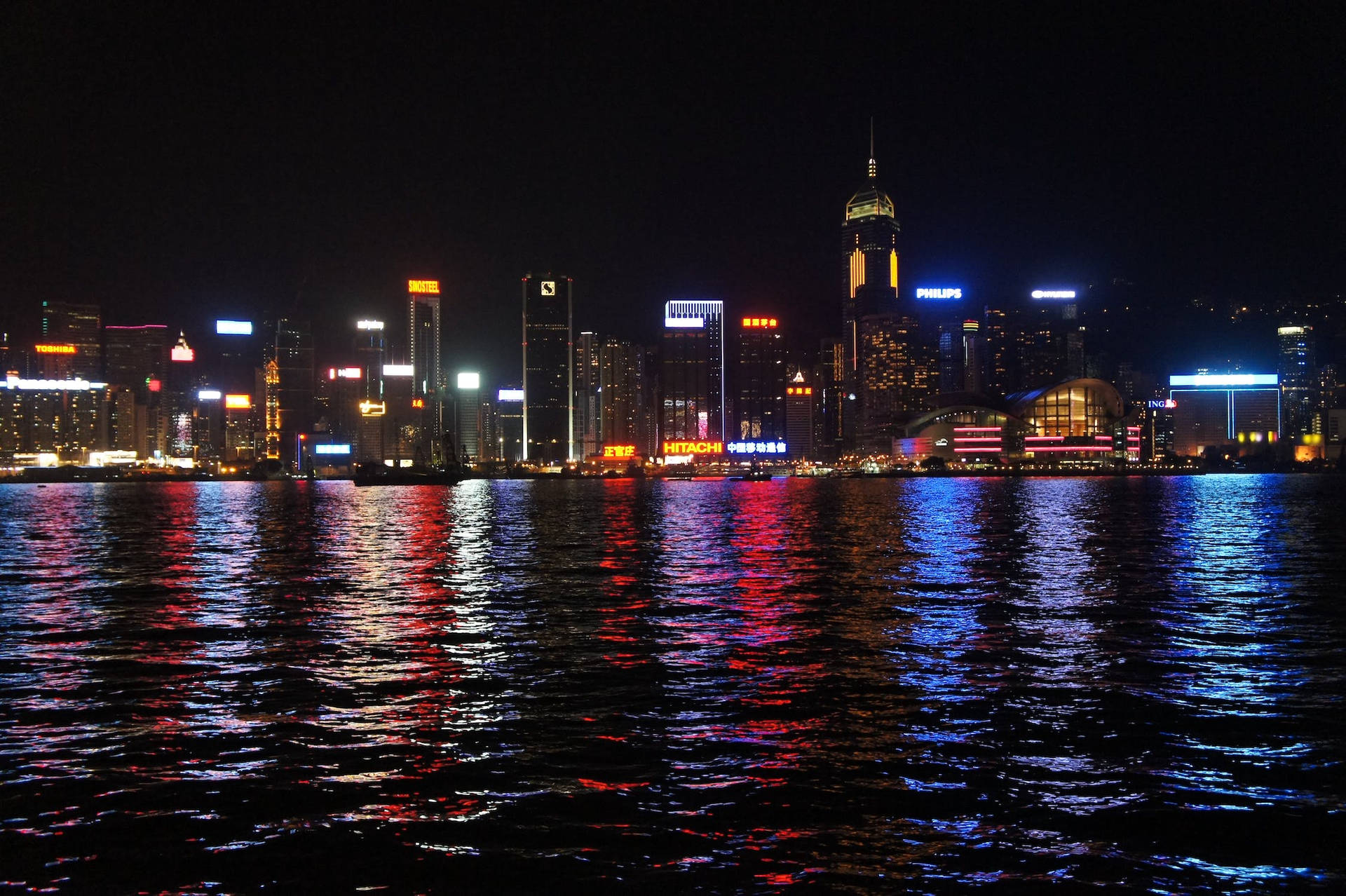香港天際線夜景，五彩燈光倒映在水面上。