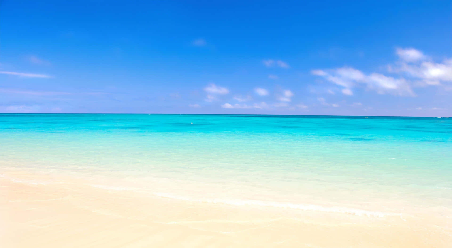 海灘上清澈的藍色海水與細沙