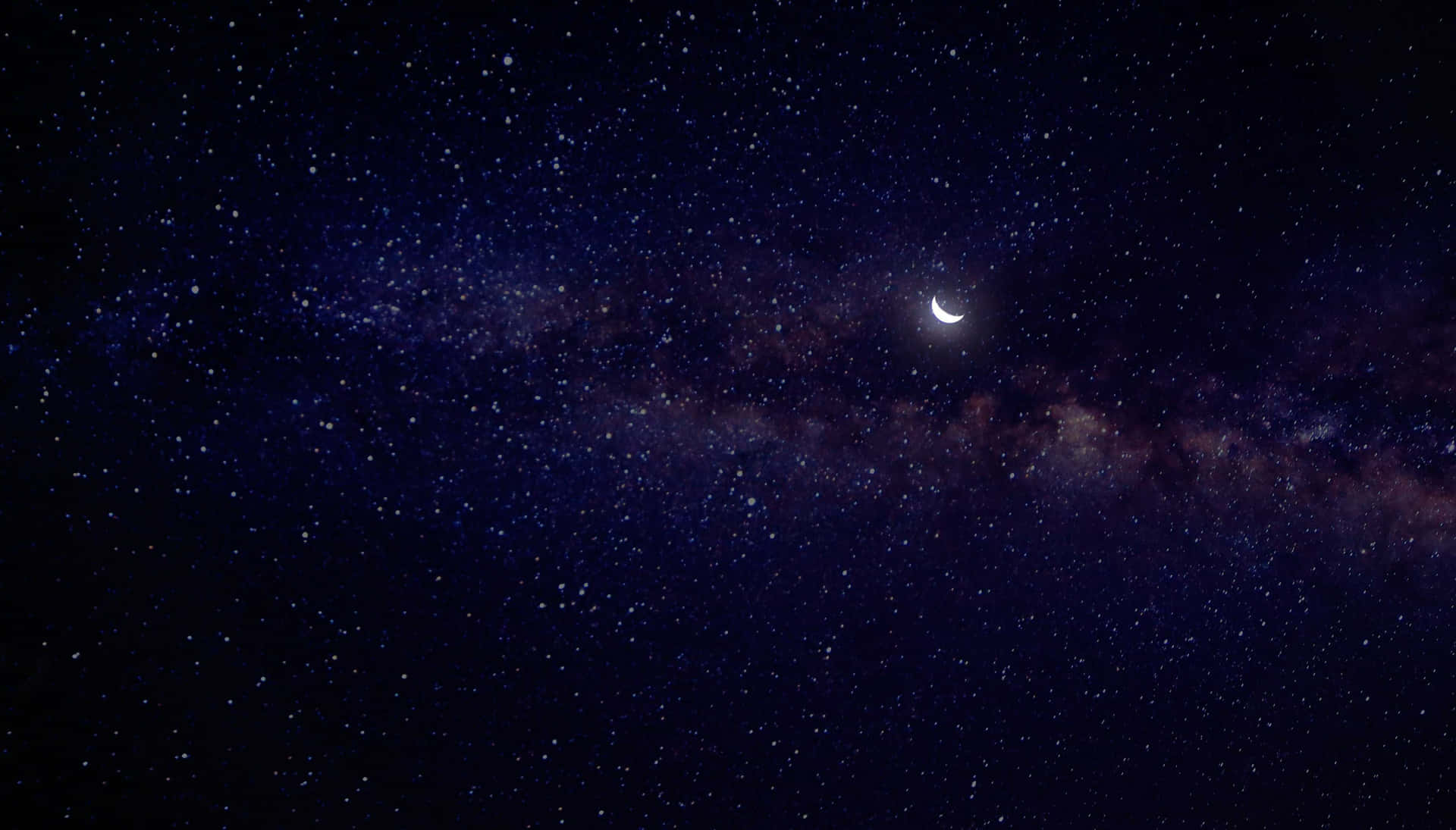 新月在星空銀河系上方。