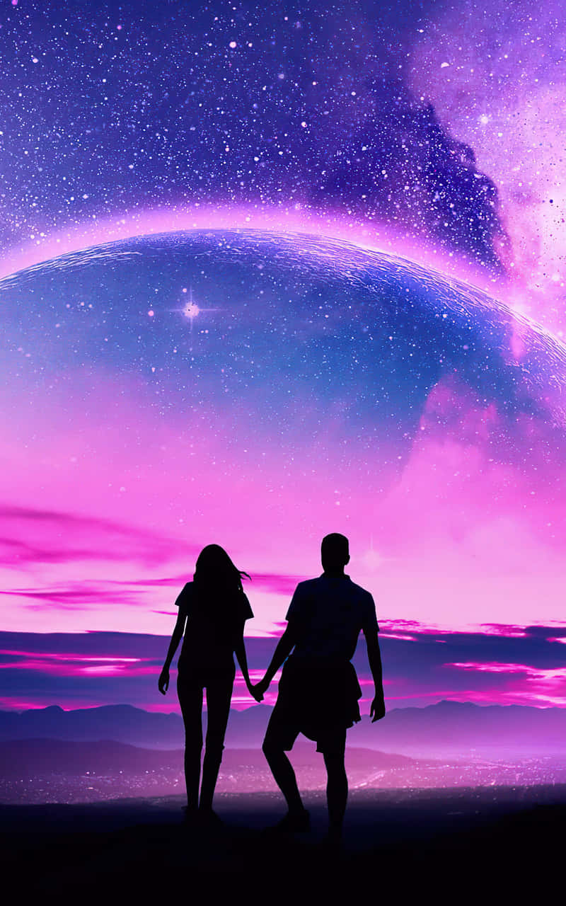 兩個人牽手看著星空的紫色天空中一顆發光的行星。