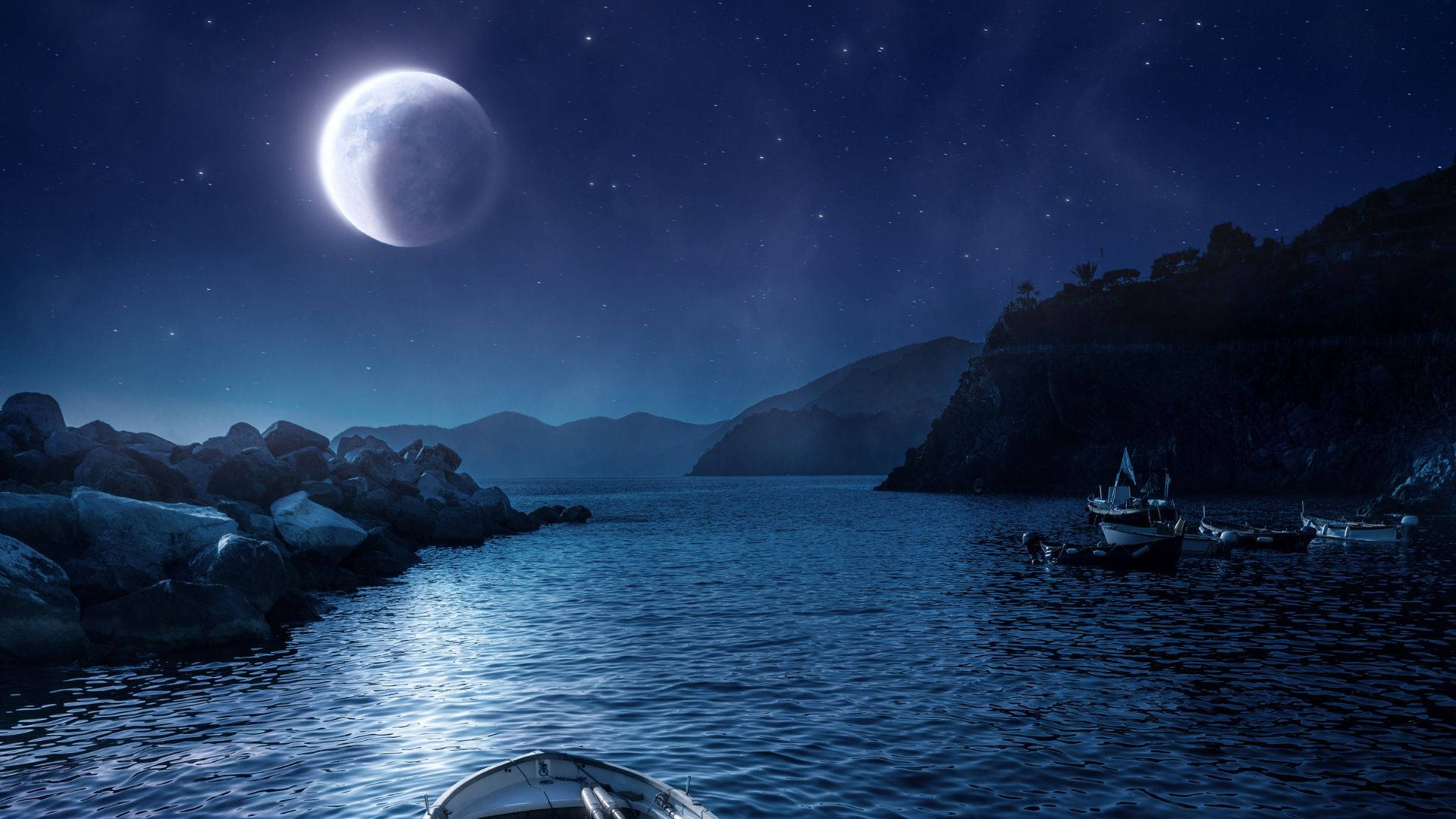 船隻在明亮的月光和星空下，於寧靜的海灣中休憩。