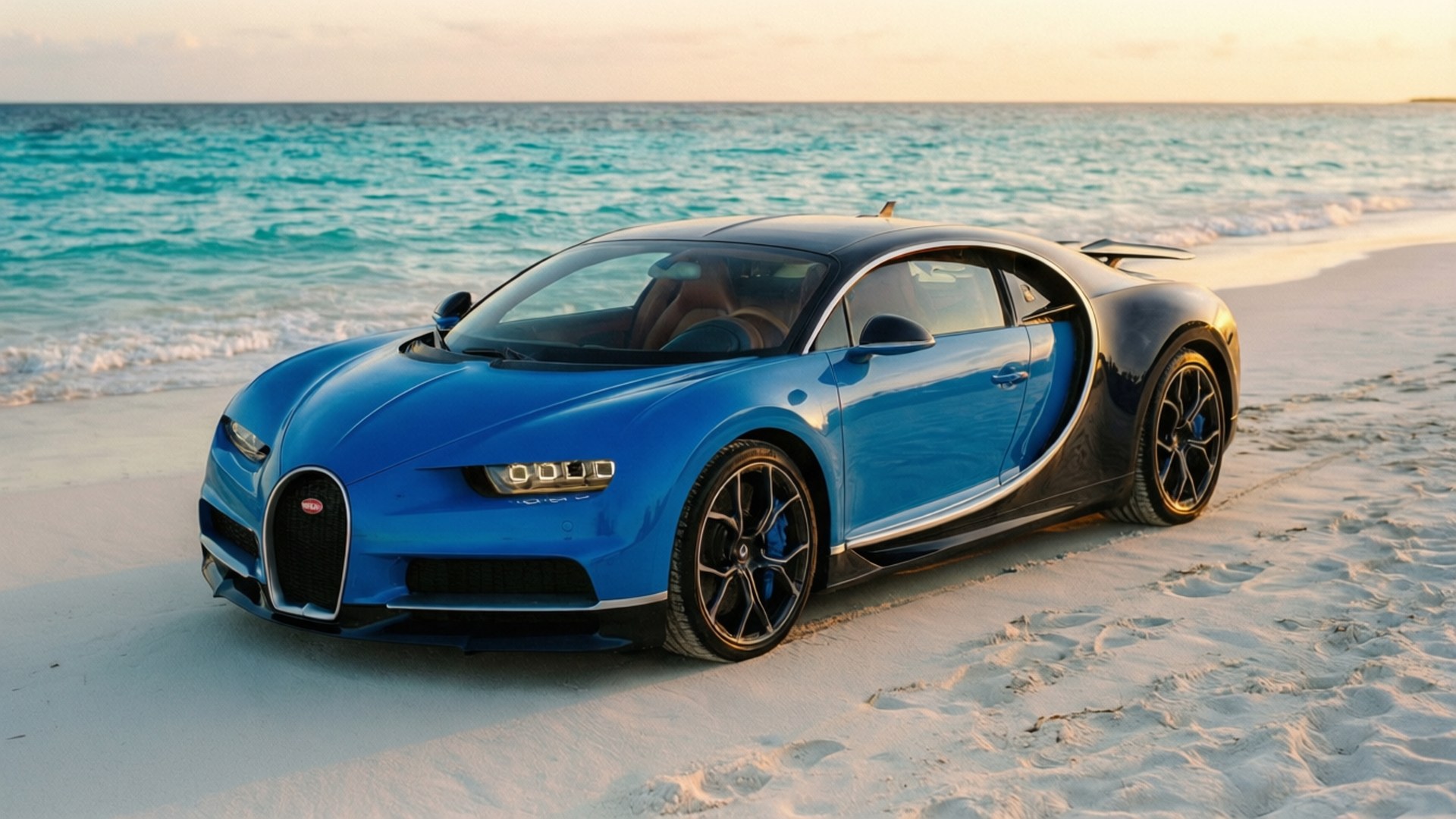 日落時白色沙灘上的藍色Bugatti Chiron與海浪。