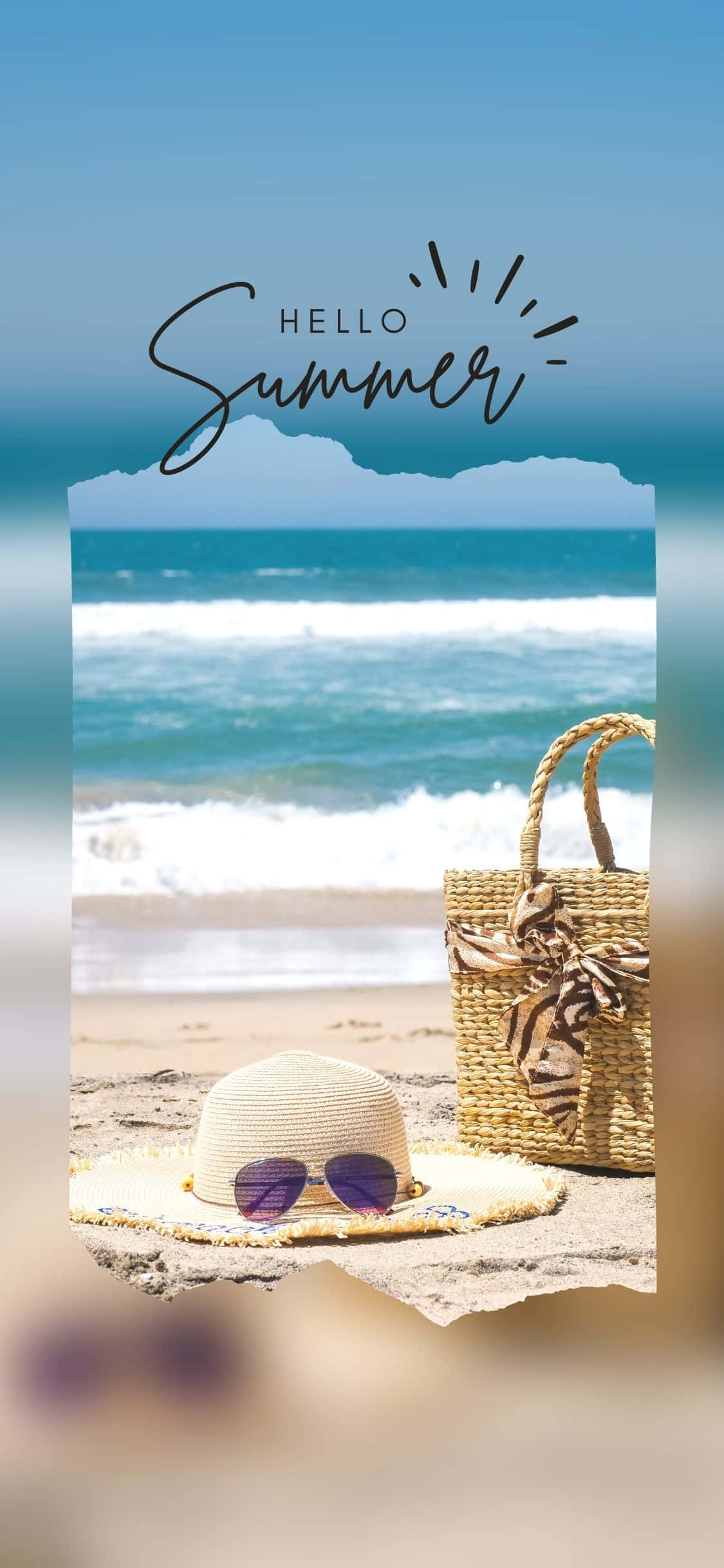 海灘帽與草編袋 iPhone X 夏日背景 壁紙 — 一頂草帽和一個編織沙灘袋放在陽光照耀的沙灘上，旁邊是碧綠的海浪，頭頂是清澈的藍天。