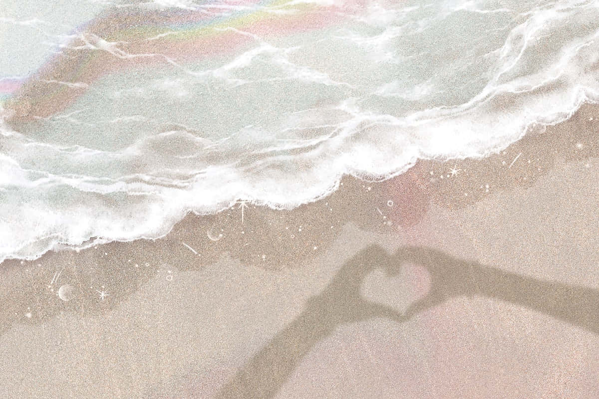 海灘心形影子圖 壁紙 — 溫柔的海浪沖刷著沙灘，兩隻手投射出心形陰影。