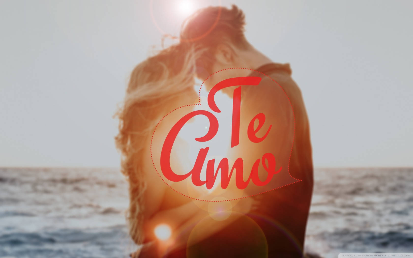 日落時分沙灘上擁抱的情侶，帶有 'Te Amo' 文字疊加。