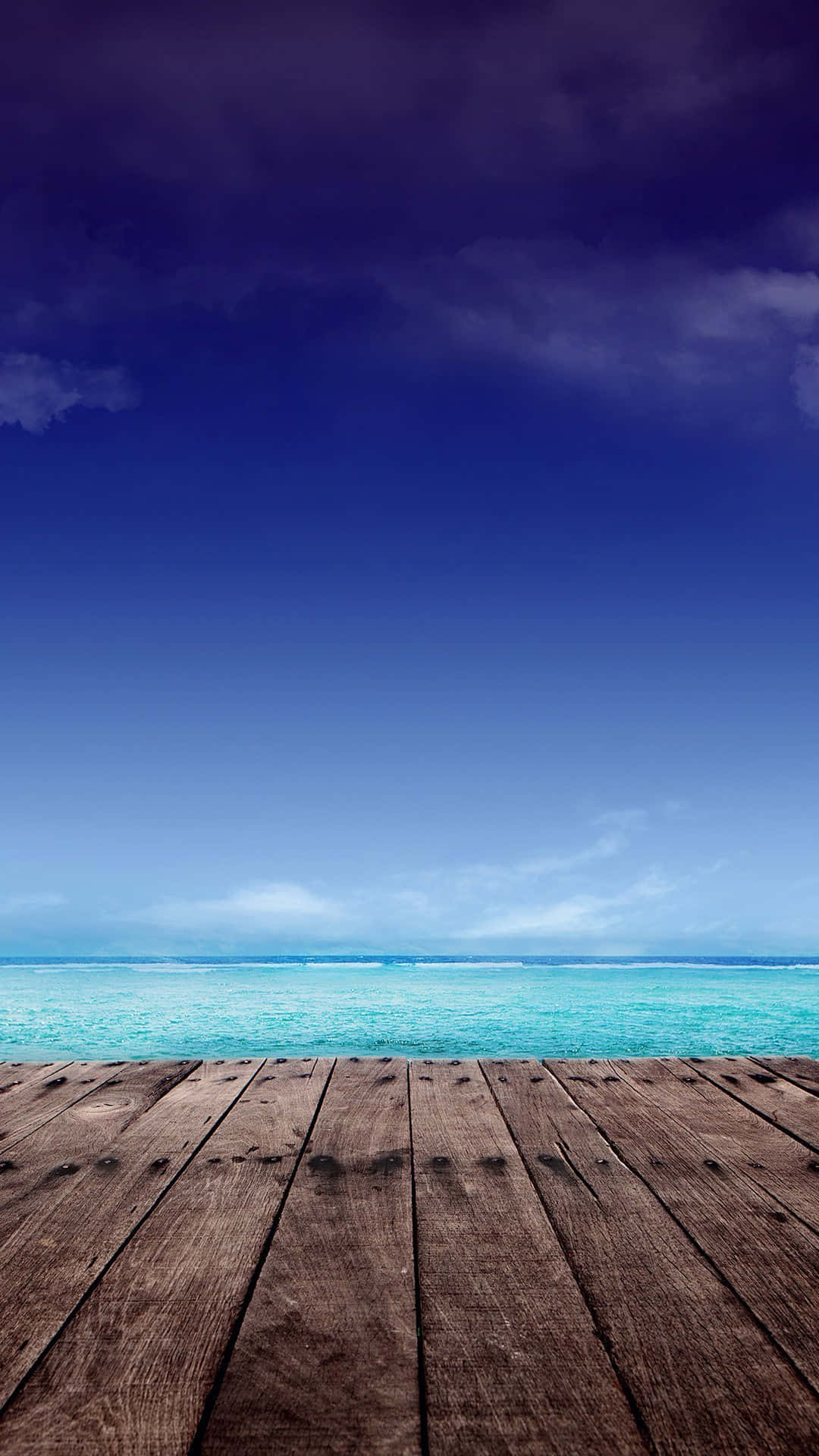 面向綠松石色海洋和藍天白雲的木甲板