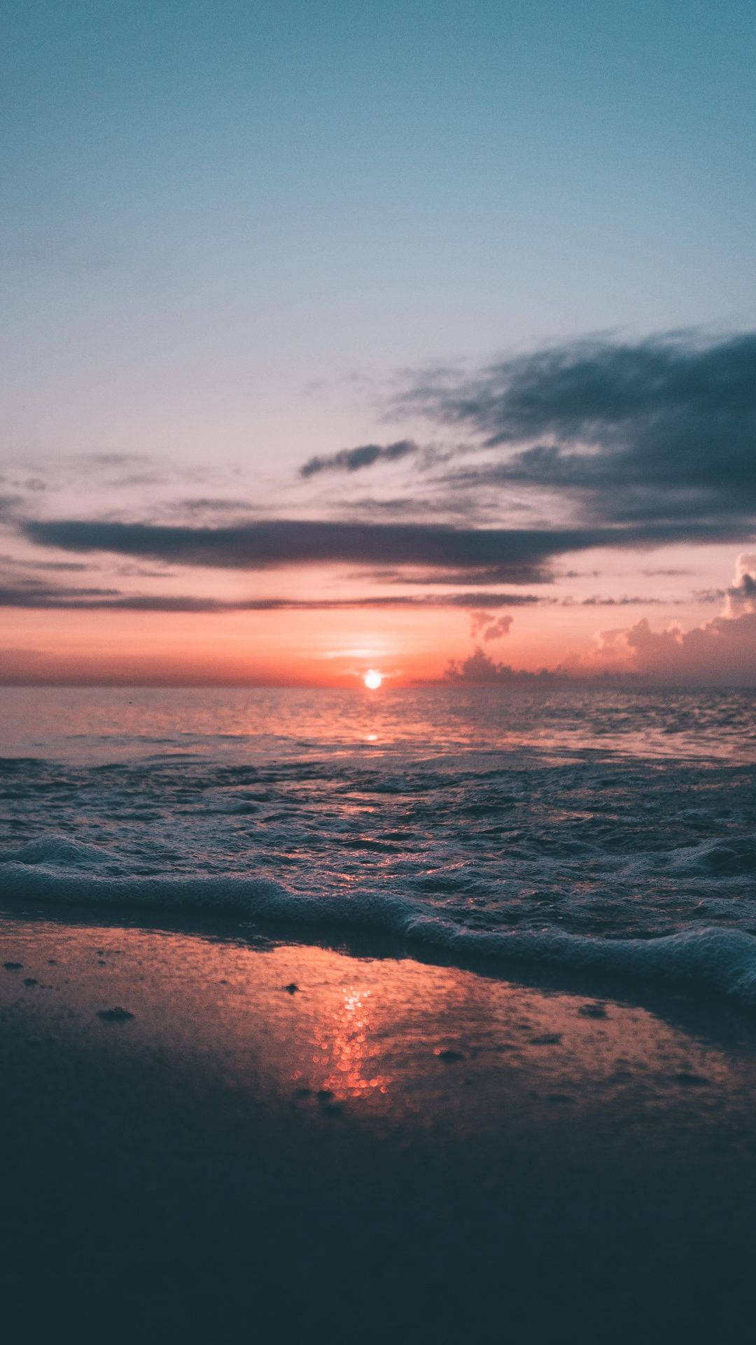 海上日落，海浪沖刷沙灘